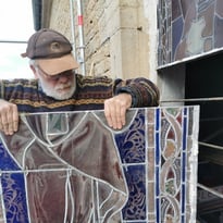 Découvrez un atelier de création de vitraux