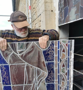 Découvrez un atelier de création de vitraux