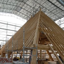 Visitez le chantier de reconstruction d'une charpente du XVe siècle